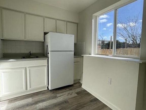 5th image of 2741 Taraval St #A