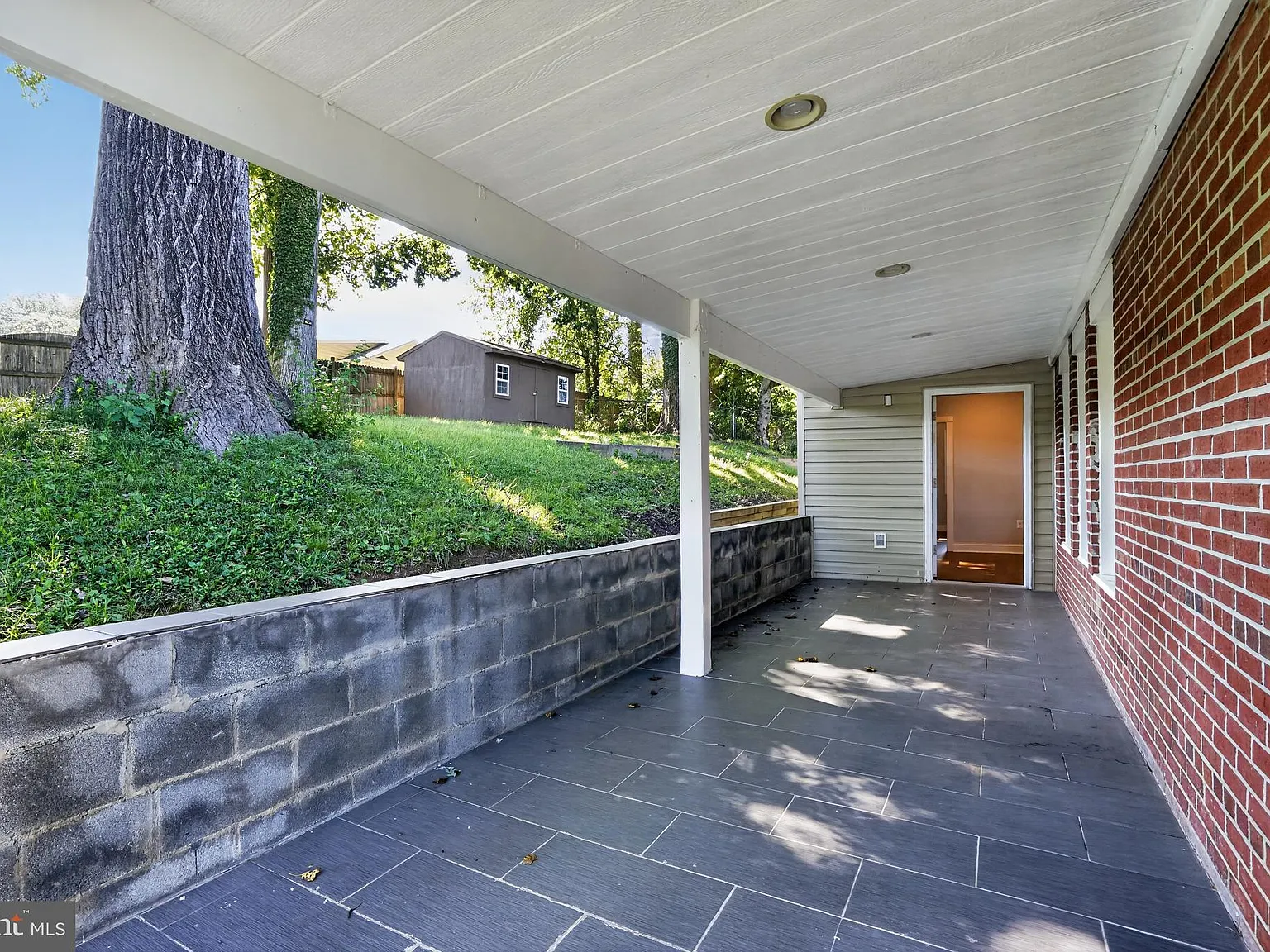 5 bed, 2.0 bath, 2404 sqft, $3,600 — Photo 2