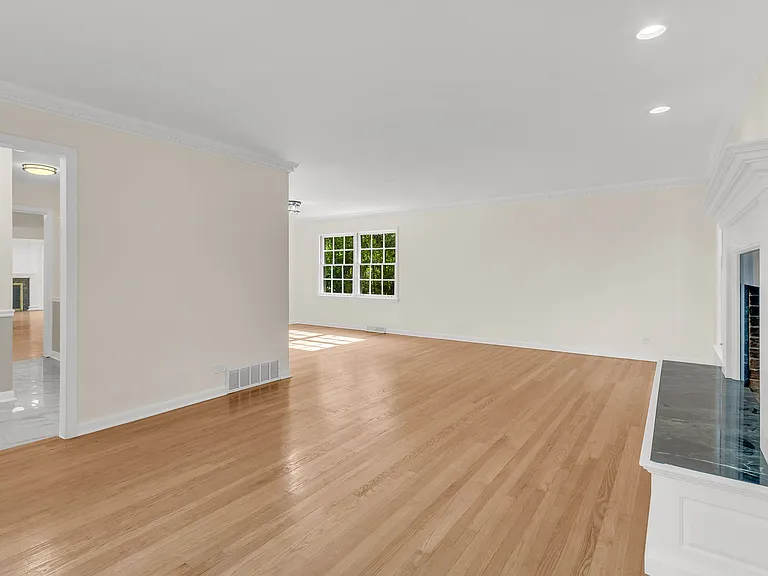 3012 Macfarlane Cres — Photo 8