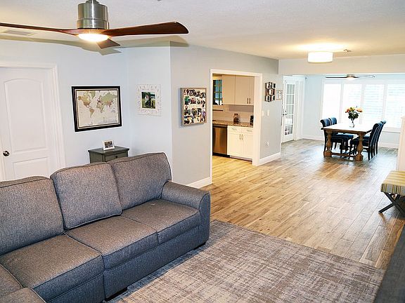 4th image of 4582 SW 35th Ave