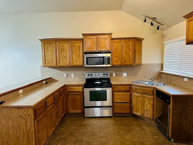 1009 Harvest Dr — Photo 5