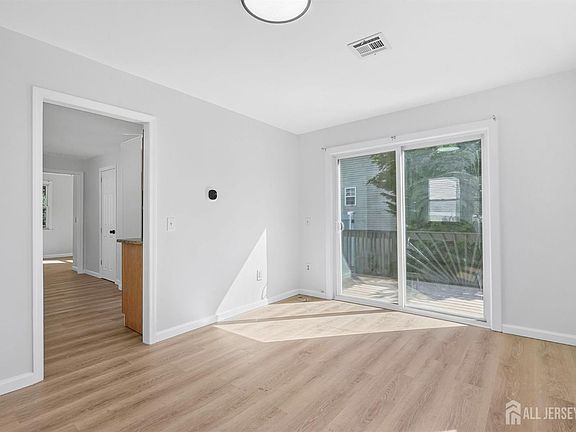 3rd image of 250 Brookside Ave