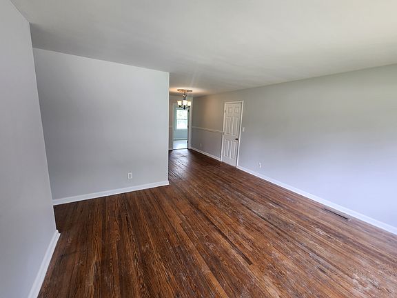 3rd image of 6126 Middlerose Cir