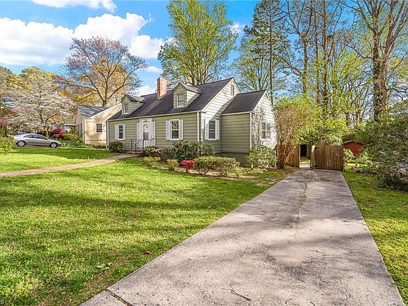 3rd image of 1009 Twyckenham Dr