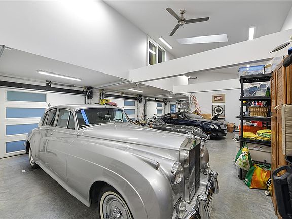 3rd image of 851 Sayward Rd