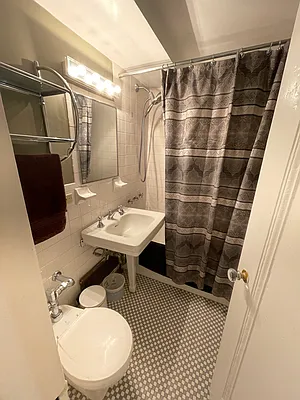 Rented by YKLL LLC | media 8