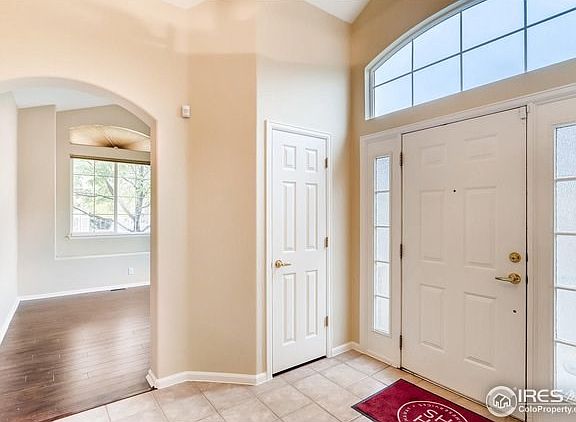 Foyer W/Tile Flooring