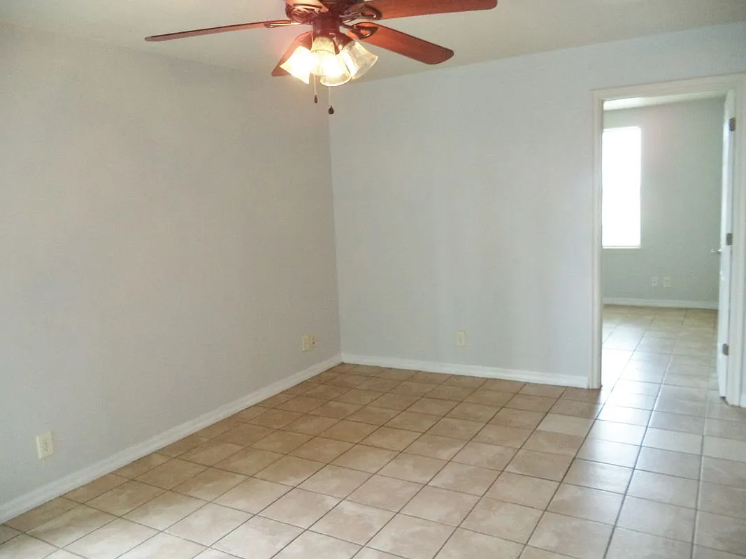 2 bed, 1.0 bath, 672 sqft, $799 — Photo 3