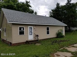 704 S Mulkey St, Christopher, IL 62822