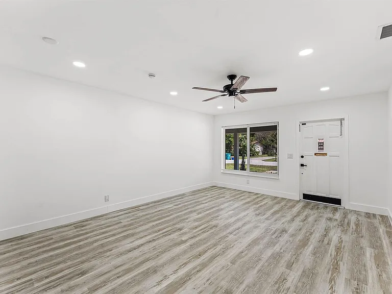 134 SW 14th Ave — Photo 2