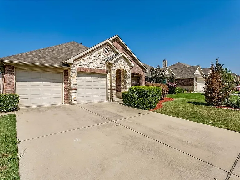7405 Innisbrook Ln — Photo 2