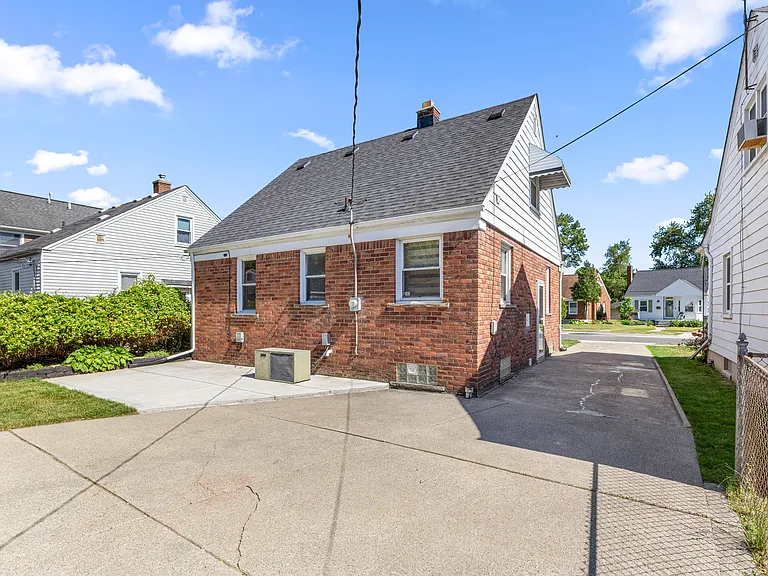 22312 Madison St — Photo 32