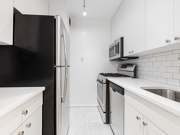 5th image of 245 E 44th St APT 26b