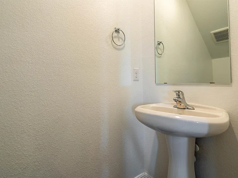 128 Maywood Ln — Photo 16