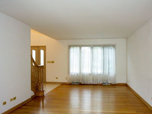 4th image of 501 E Noyes St