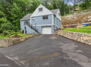 306 Lake Dr, Lake Peekskill, NY 10537