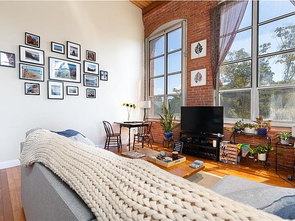 3rd image of 494 Woonasquatucket Ave APT 422