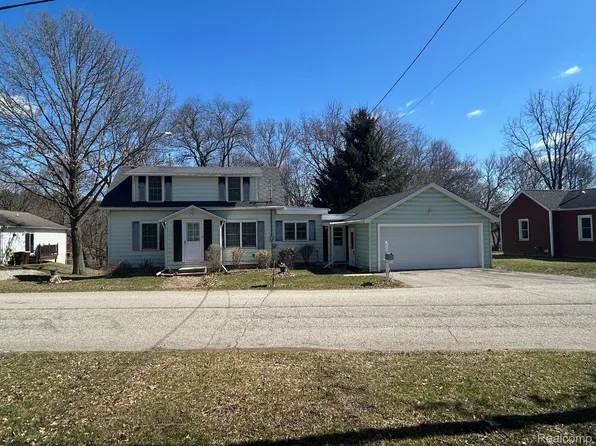 111 Maple St, Stockbridge, MI 49285