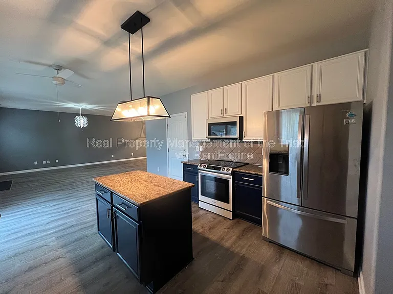 1950 Glenkirk Dr — Photo 3
