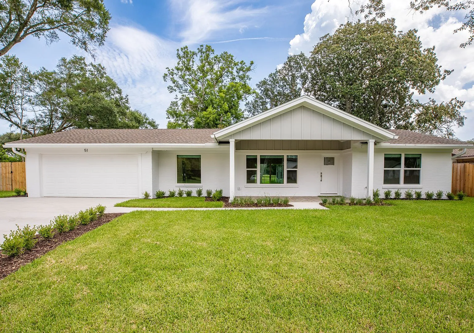 Beautifully Renovated Home Backing Up To Golf Course in Jax Beach — Photo 1