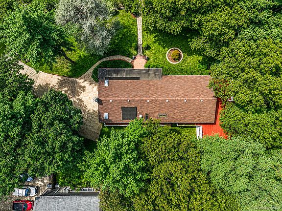 5th image of 23 Colonial Drive