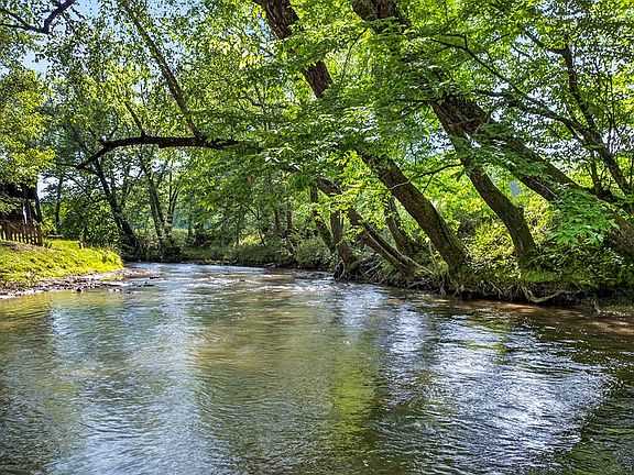3rd image of 401 Mountain Rivers Rd