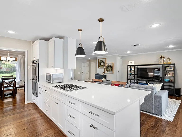 9203 Livenshire Dr — Photo 7