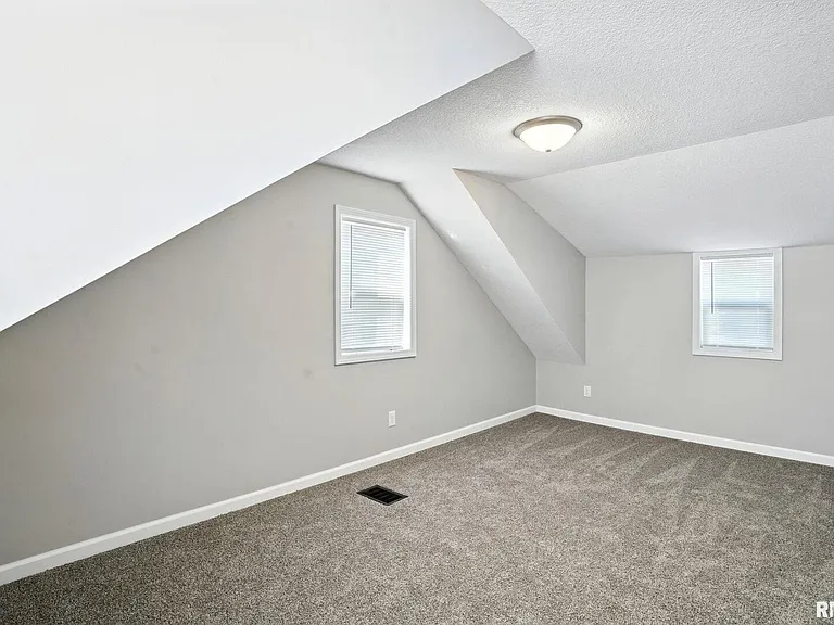 300 S 14th St — Photo 15