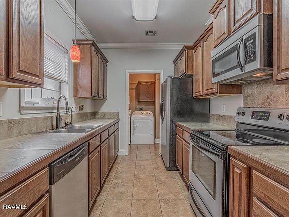 5th image of 211 Bottle Brush Ln