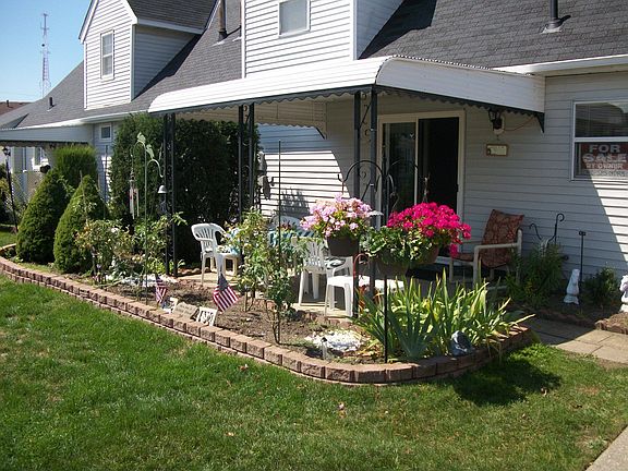 Nice covered patio & landscaping