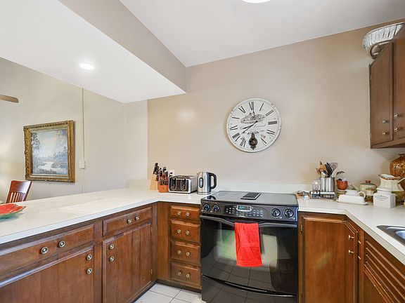 4th image of 1072 Villa Ln