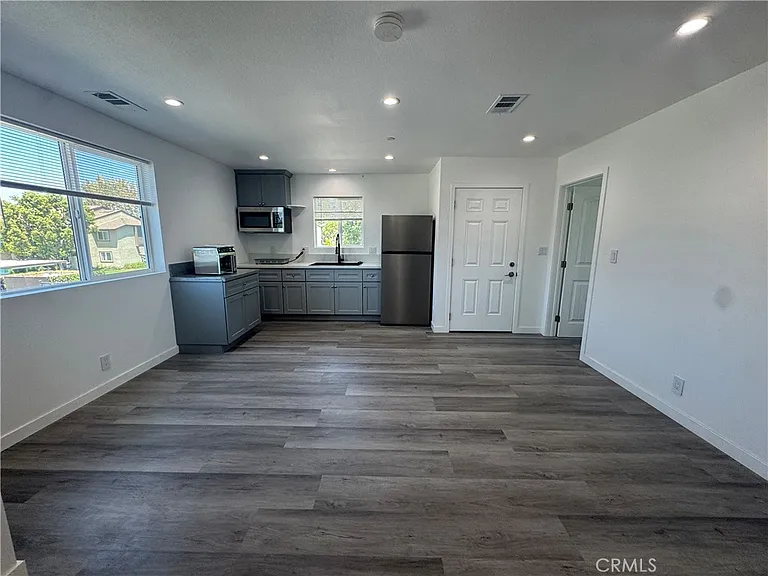 4 Cypress — Photo 1