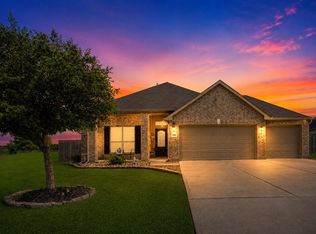 546 Green Meadows Dr, West Columbia, TX 77486