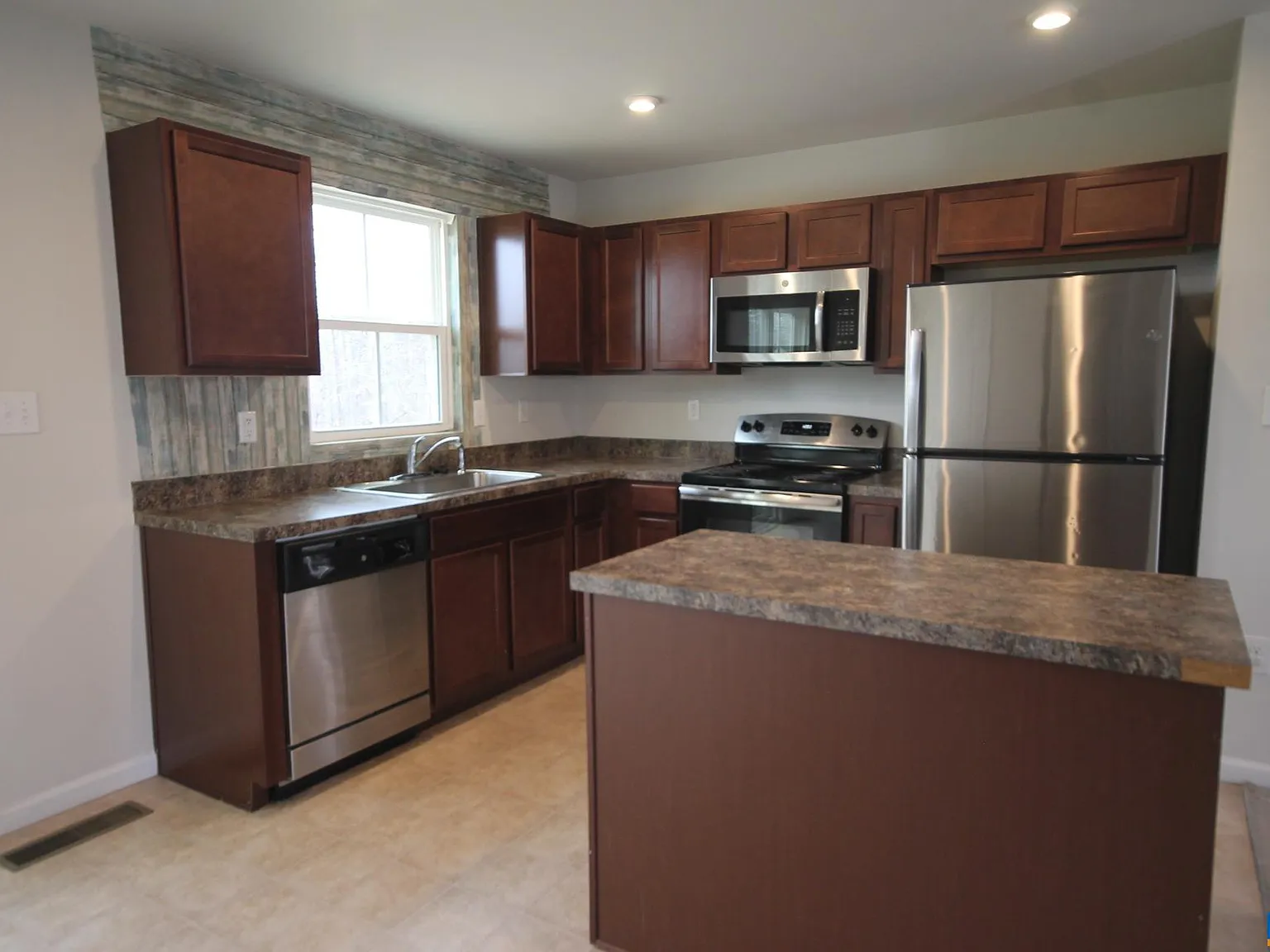 3 bed, 4.0 bath, 2480 sqft, $2,350 — Photo 3