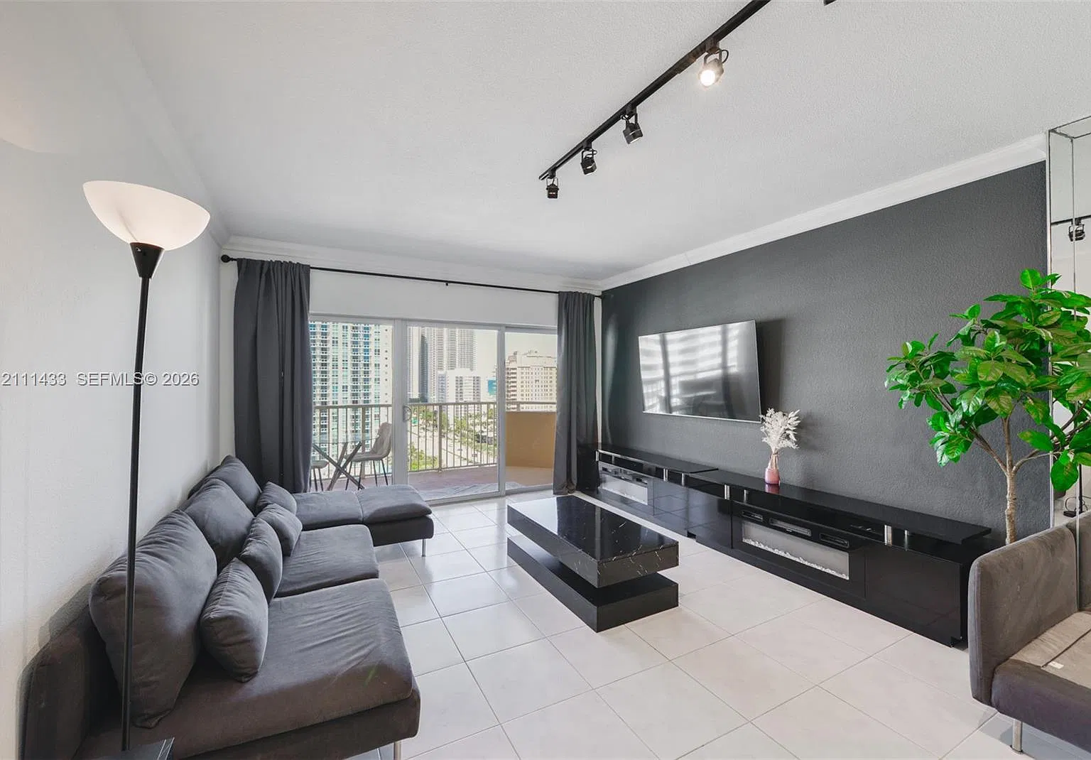 Hemispheres Condo — Photo 4