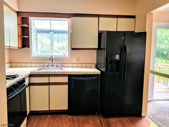 4th image of 40 Village Dr #402