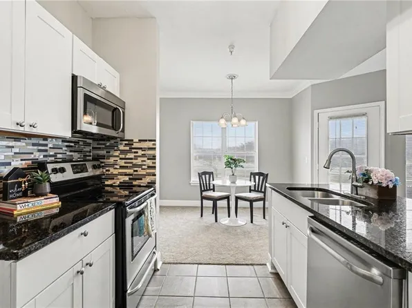 11606 Tomahawk Creek Pkwy APT F, Leawood, KS 66211