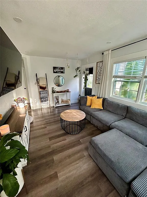 2 bed, 1.0 bath, 720 sqft, $2,800 — Photo 3