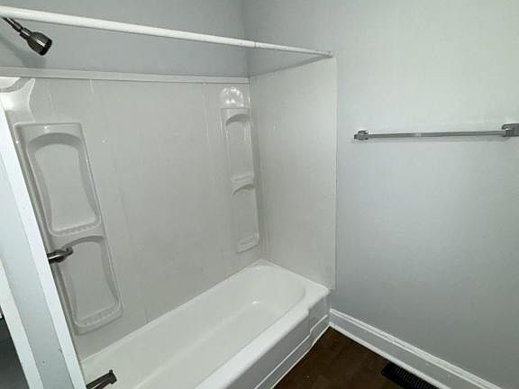 5th image of 2043 Hewitt Ave #3