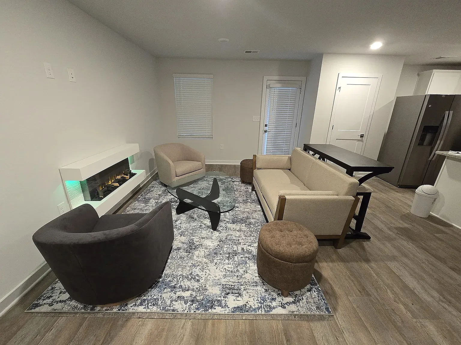 3 bed, 2.5 bath, 1690 sqft, $2,000 — Photo 2
