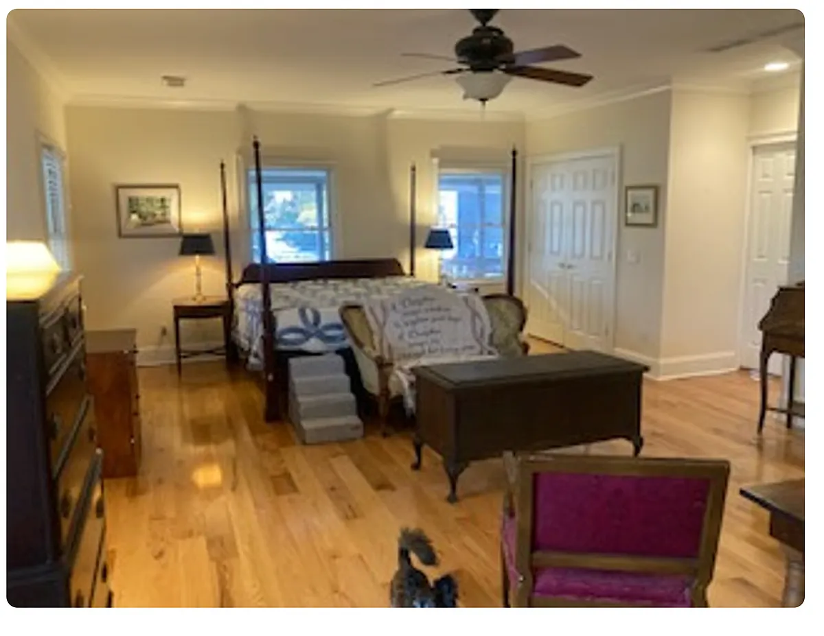 Large Master Bedroom with king sized beds, two double closets, adjoining full bath. - 14325 Birmingham Hwy