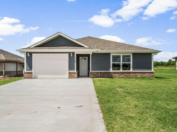 1104 Center Court Cir, Grove, OK 74344