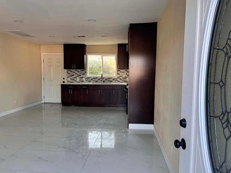 843 W Irving Pl #B — Photo 3