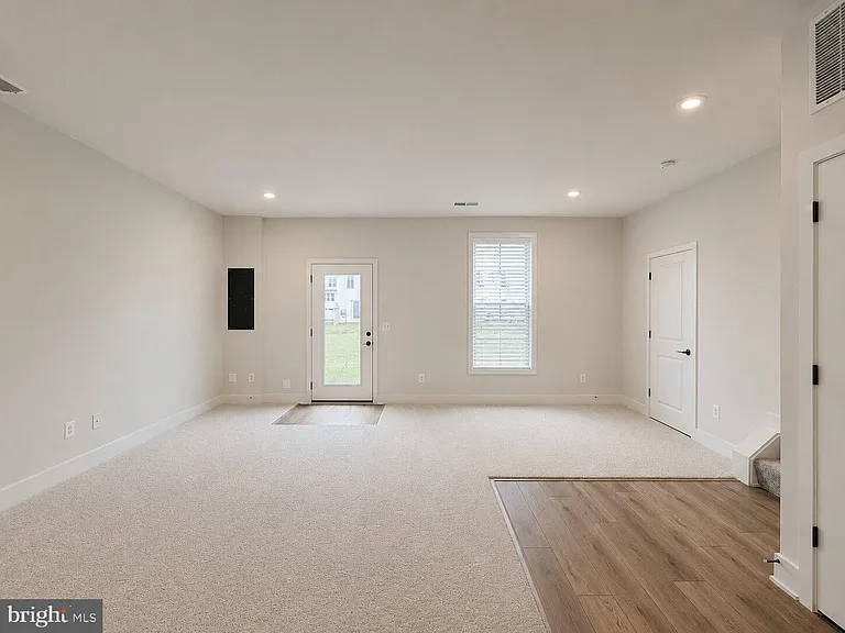 135 Heyford Dr — Photo 49