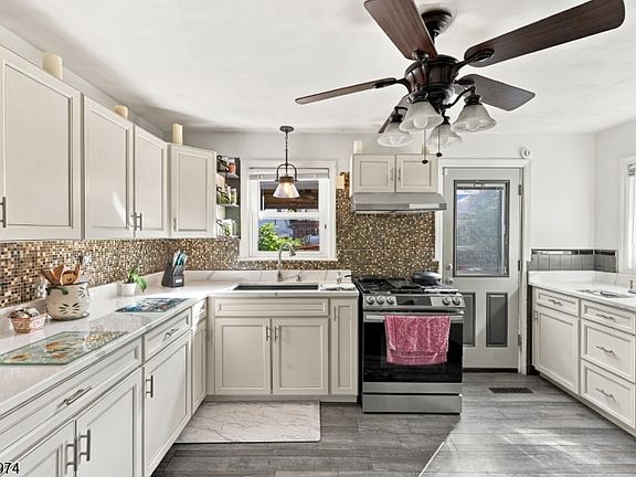 5th image of 1017 Harding Ave