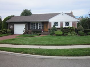 8 Victor Ct, Hicksville, NY 11801