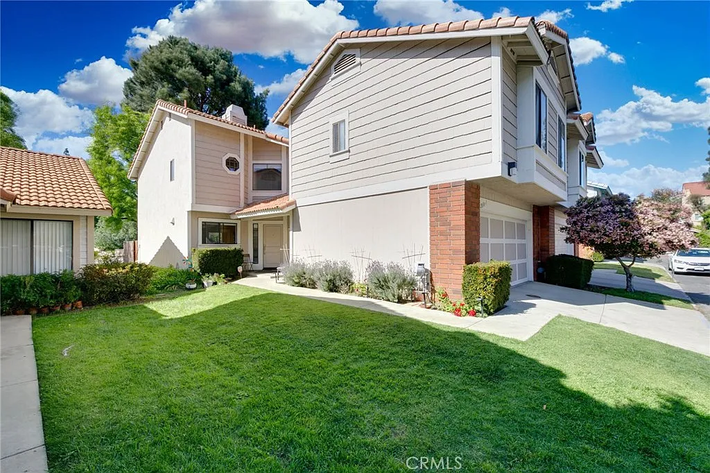 4 bed, 2.5 bath, 2104 sqft, $4,150 — Photo 2