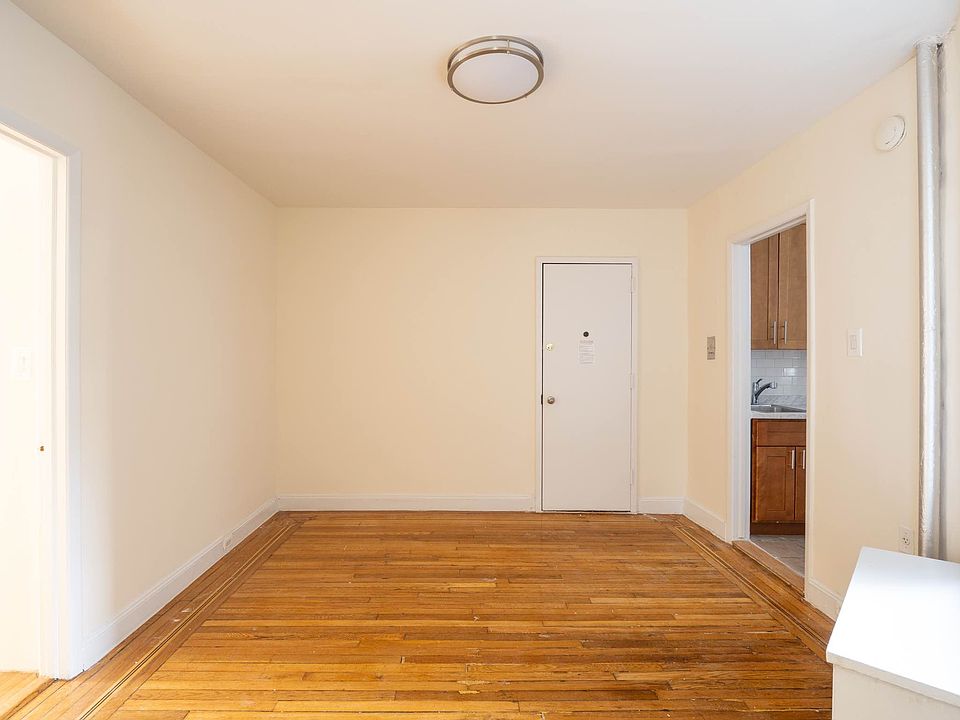 1st image of 119 W Washington Pl #4