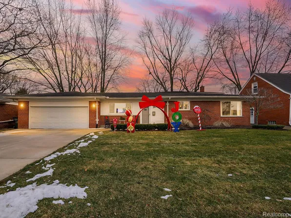 21208 Yale St, Saint Clair Shores, MI 48081