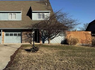 2926 SW Arrowhead Rd, Topeka, KS 66614